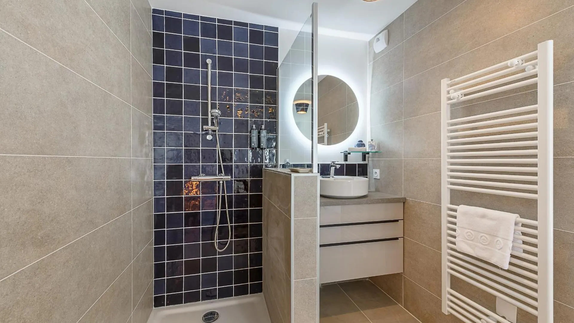 Apartment Elegant Taillefer, Emplacement Unique A Deux Pas Du Lac Et Au Pied De La Piste Cyclable By Lla Selections Duingt France